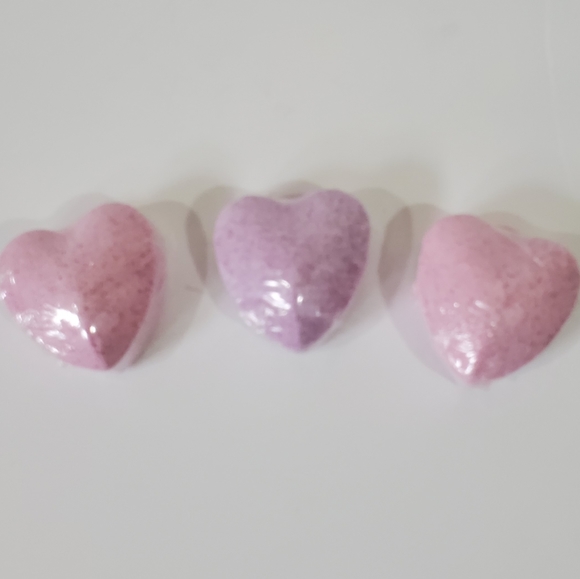 Bath set- bath towel, two washcloths and three heart shaped bath bombs NWT - Picture 6 of 8